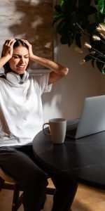 Vrouw met hoofdpijn of stress